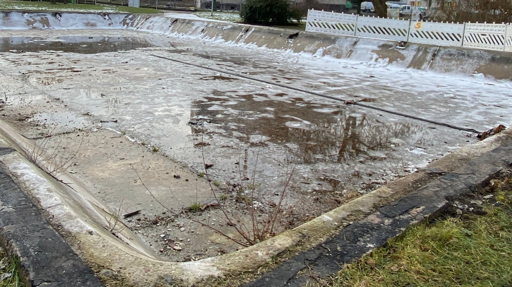 Blick auf das leere Becken des Brunnens am Breiten Tor in Halberstadt.