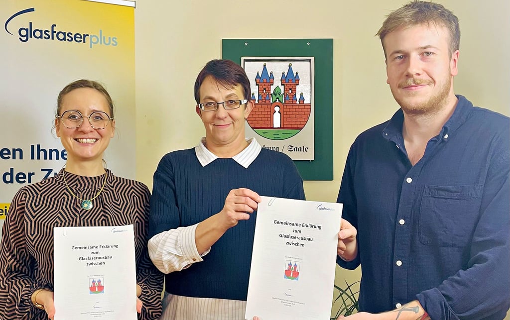 Telekom-Gebietsmanagerin  Nadja Thätner, Bürgermeisterin Susan Falke und Oswald Scholz,   von der Stadt Nienburg bei der Unterzeichnung. 