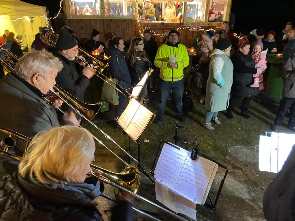 Der Posaunenchor aus Parchen hat beim Singen auf dem Weihnachtsmarkt in Ihleburg den Ton angegeben.