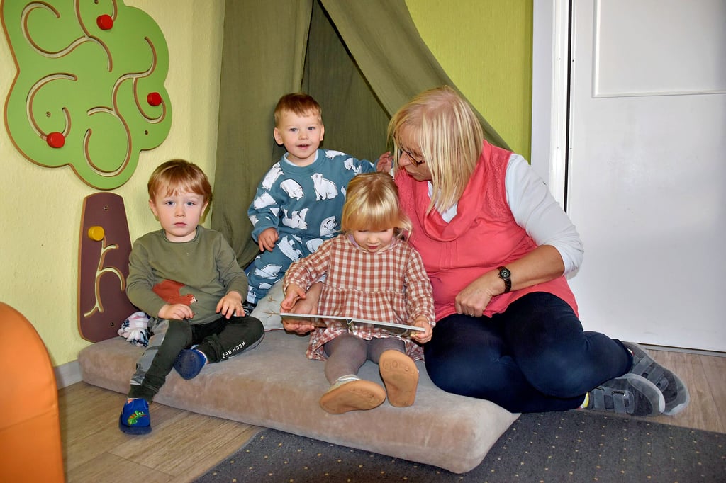 Die Kinder in der Kindertagesstätte „Kleine Entdecker“ in Geußnitz lieben Geschichten. Erzierherin Katja Steinbach liest Ansgar, Bogdan und Mathilda aus einem Buch vor. Gemeinsam  entdecken so schon die Kleinsten fremde Welten und spannende Abenteuer.