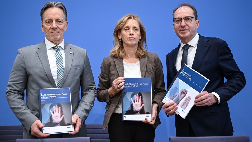 BKA-Präsident Holger Münch, Bundesfamilienministerin Karin Prien (CDU) und Bundesinnenminister Alexander Dobrindt (CSU) präsentieren in Berlin zwei Sonderauswertungen der Polizeistatistik: Ein Bundeslagebild zu häuslicher Gewalt und ein Lagebild zu Straftaten gegen Frauen.