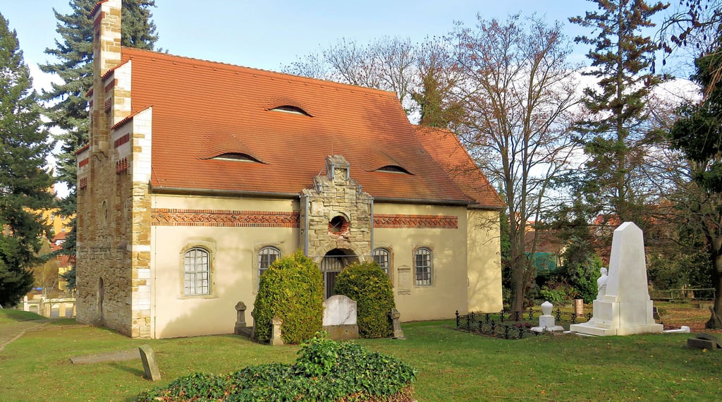 Die Friedhofs- und Trauerkapelle auf dem Johannisfriedhof ist im Kern mehr als 420 Jahre alt. In ihr wurden  auch  Gottesdienste abgehalten.  