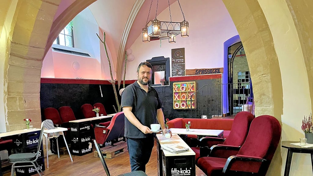 Das Kellercafé im R1 in Zeitz gibt es seit einem Jahr, hier Betreiber Martin Exler. 