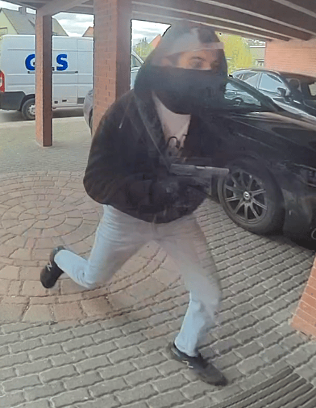 Der zweite mutmaßliche Täter ist circa 1,70 Meter groß und hat eine schlanke Statur.