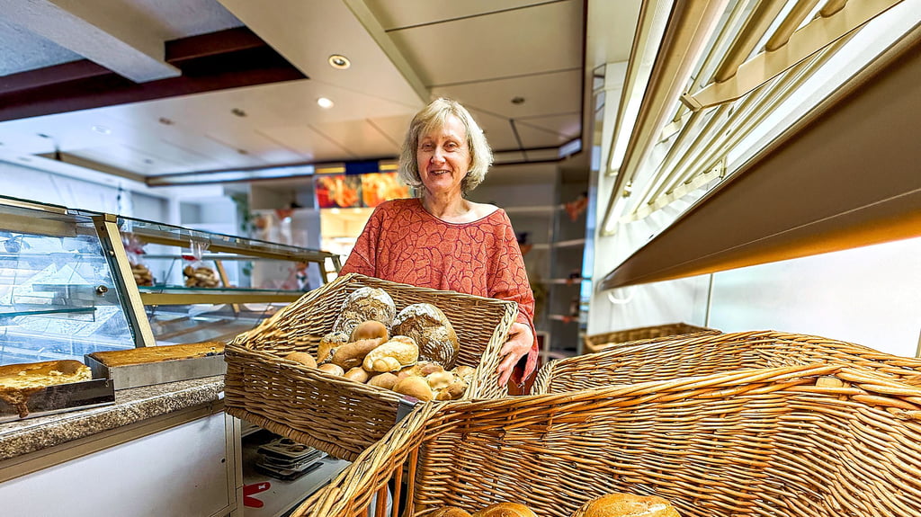 Die Rackitherin Silvia Hennwald präsentiert das Sortiment für die Neueröffnung Anfang Dezember: frisch gebackene Brötchen und Brote, hergestellt mit Langzeitgare und Mehl aus der Stadtmühle Pretzsch. Die gibt es nur hier. 