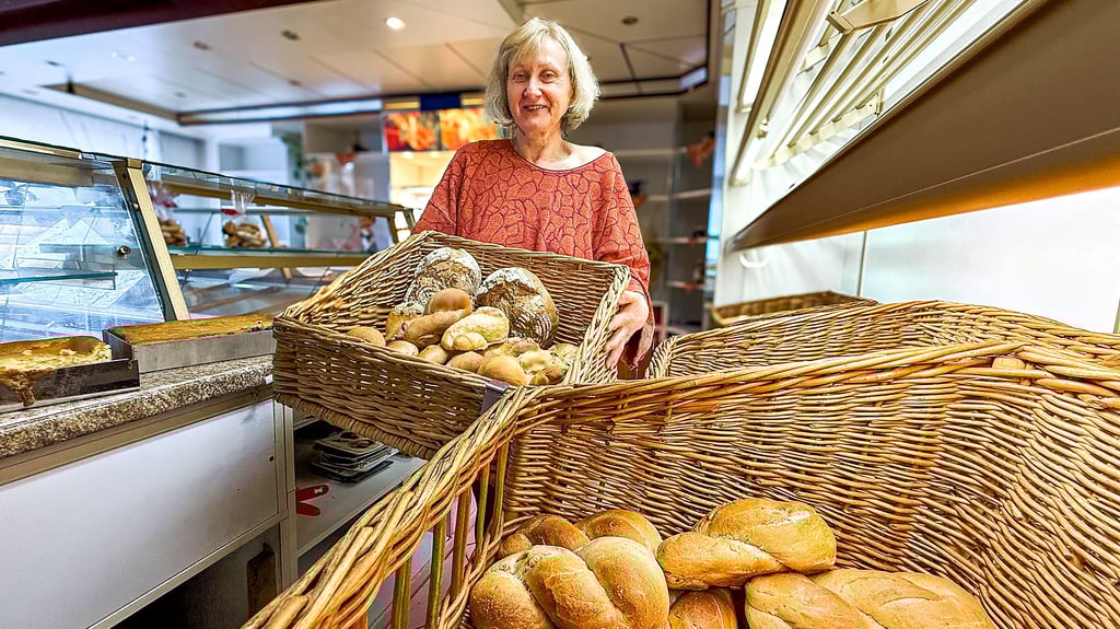 Die Rackitherin Silvia Hennwald präsentiert das Sortiment für die Neueröffnung Anfang Dezember: frisch gebackene Brötchen und Brote, hergestellt mit Langzeitgare und Mehl aus der Stadtmühle Pretzsch. Die gibt es nur hier. 