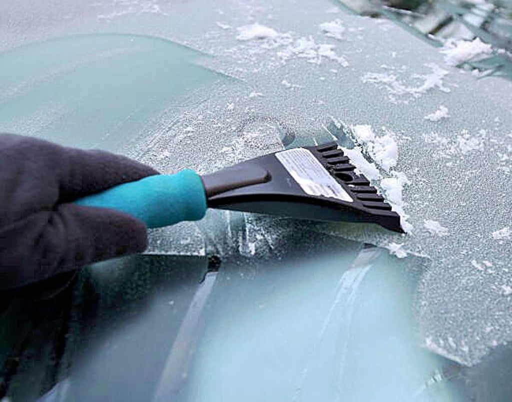 Nach einem Unfall  prüft die Polizei einen Zusammenhang mit einer vereisten Autoscheibe.