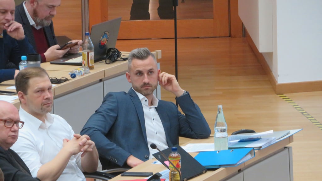 Ulrich Siegmund (rechts, hier in einer Landtagssitzung), Spitzenkandidat&nbsp;der gesichert rechtsextremen AfD Sachsen-Anhalt, hat im Wahlkampf keine Probleme mit Parolen, die angelehnt an die des Nationalsozialismus sind.