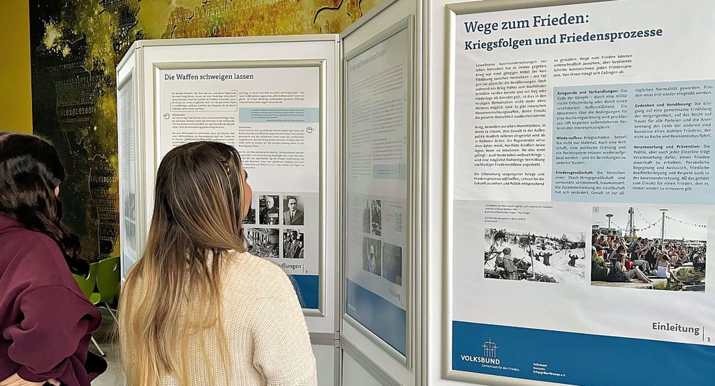In der Ausstellung „Wege zum Frieden“ wird auf 16 Bannern anhand von vier Konflikten aufgezeigt, welche Voraussetzungen für einen Friedensprozess erfüllt sein müssen. 