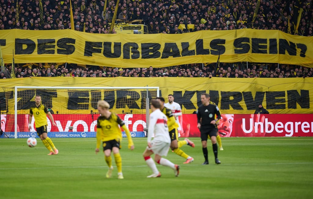 Der Fan-Protest hatte auch Auswirkung auf das Spiel in Dortmund.