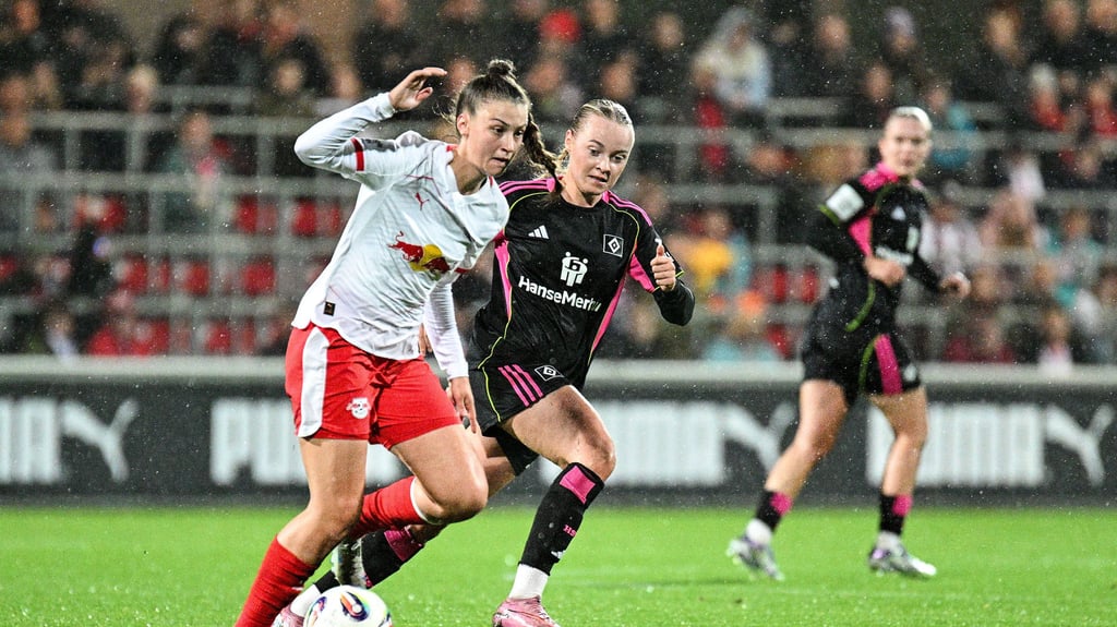 Julia Magerl (l.) im Spiel gegen den HSV.