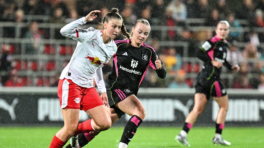 Julia Magerl (l.) im Spiel gegen den HSV.
