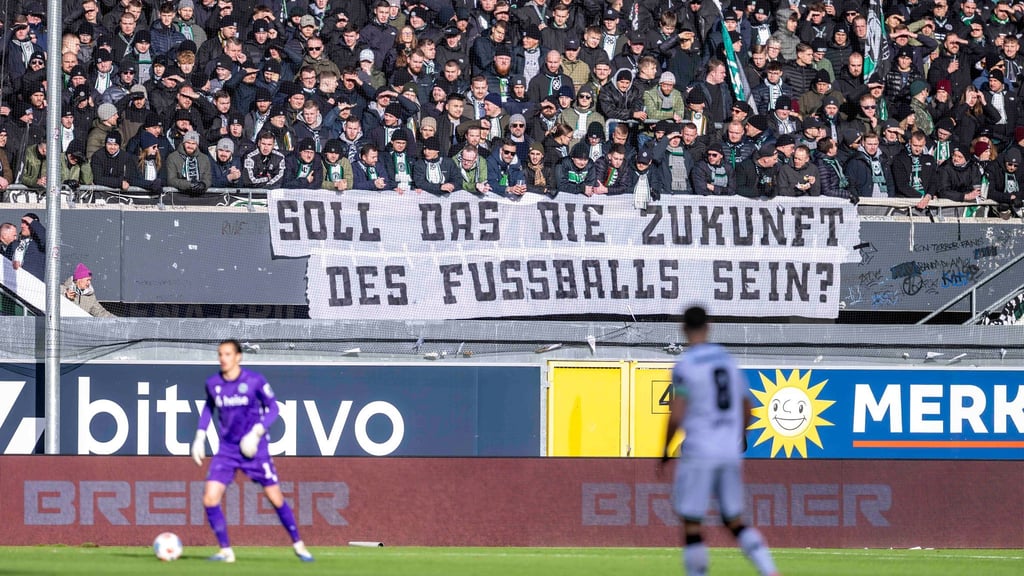 Die Fans protestieren weiter gegen die geplanten Maßnahmen der Politik in Fußball-Stadien.