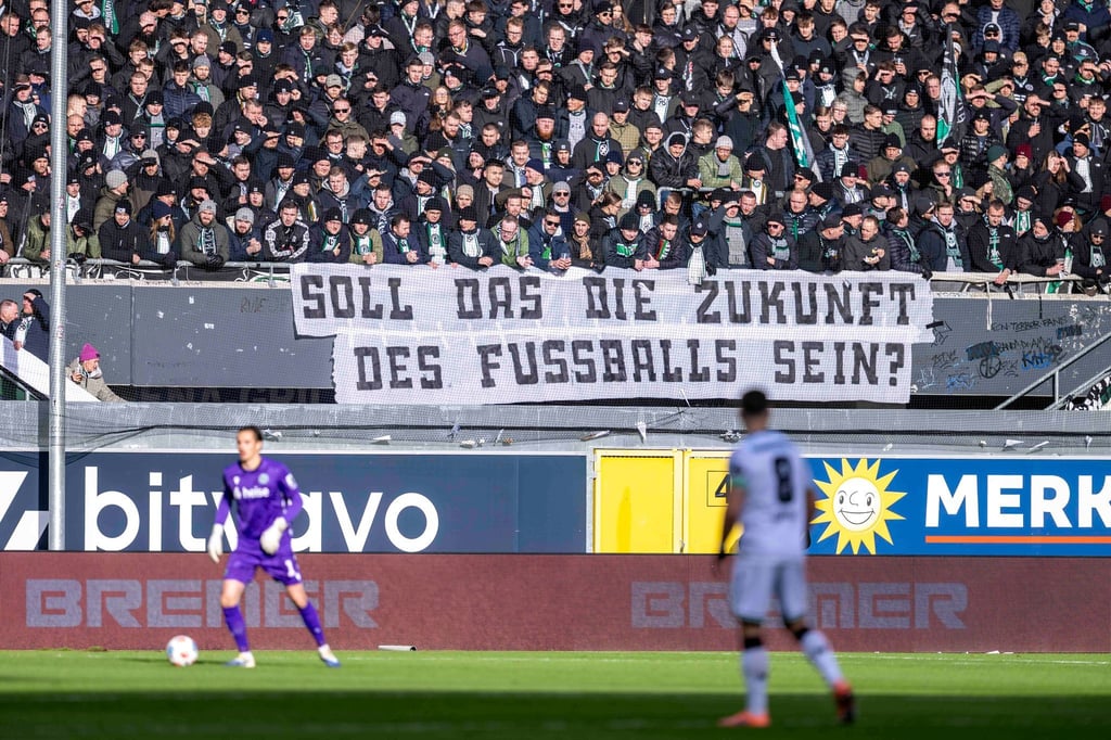 Die Fans protestieren weiter gegen die geplanten Maßnahmen der Politik in Fußball-Stadien.
