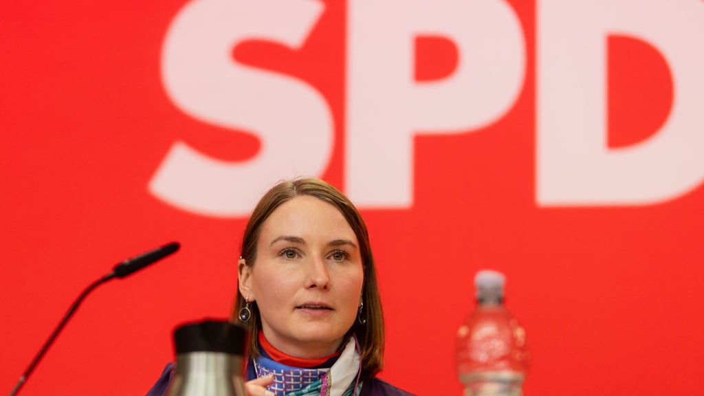 Thüringens SPD-Vizechefin Katharina Schenk verfolgt den Landesparteitag der SPD Thüringen in n Eisenberg.