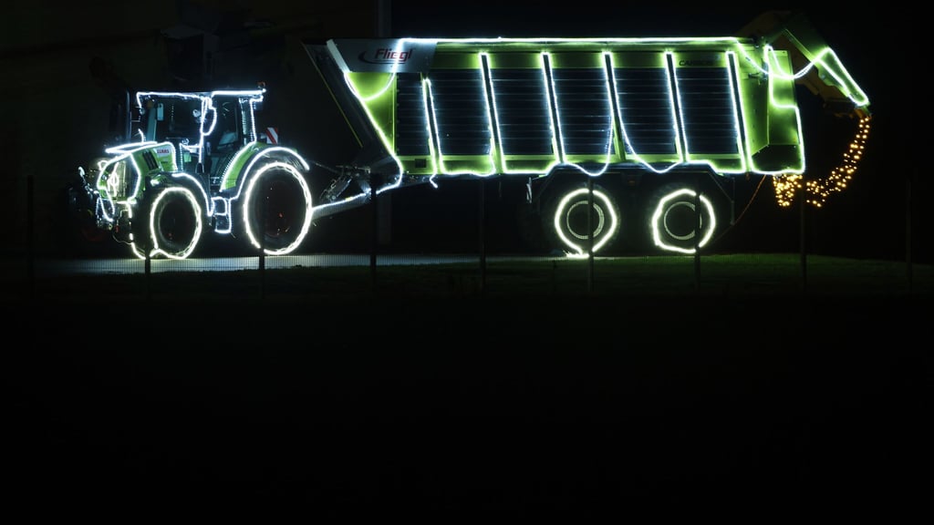 In Brandenburg gelten Lichterfahrten von weihnachtlich leuchtenden Feuerwehrfahrzeugen und Traktoren nun als Brauchtum. (Symbolbild)