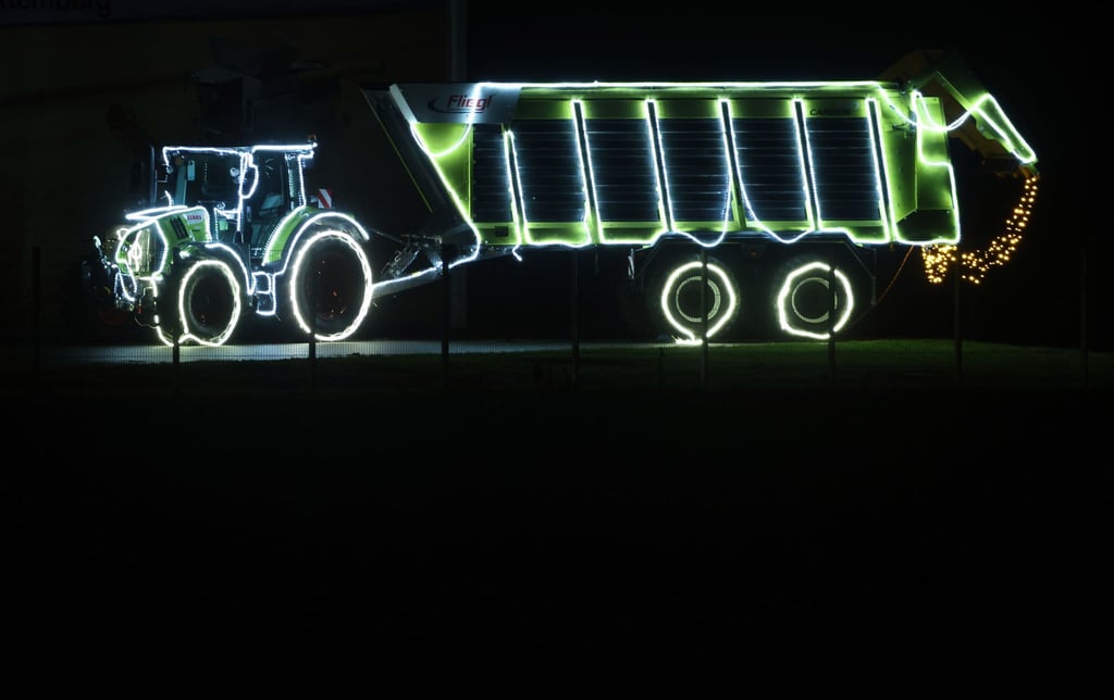 In Brandenburg gelten Lichterfahrten von weihnachtlich leuchtenden Feuerwehrfahrzeugen und Traktoren nun als Brauchtum. (Symbolbild)
