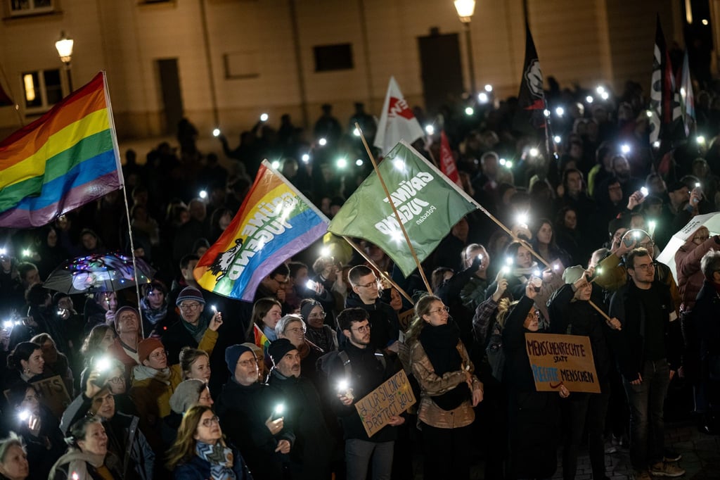 Bereits vor einem Jahr demonstrierten einige Hundert Menschen in Potsdam gegen rechts. Auslöser war das Schlagzeilen machende Treffen rechter und rechtsradikaler Kreise in einer Villa in der Stadt am 25. November 2023. (Archivbild)