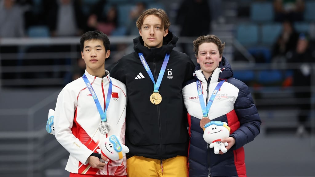 Der 18-jährige Eisschnellläufer Finn Sonnekalb (Mitte), hier bei den Olympischen Jugend-Winterspielen, sorgt weiter für Furore. (Archivbild)