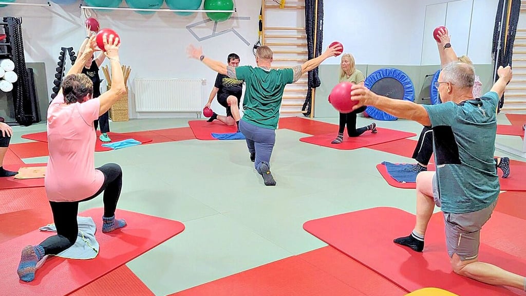 Funktionstraining ist bei Morbus Bechterew zur Verbesserung der Beweglichkeit von großer Bedeutung.