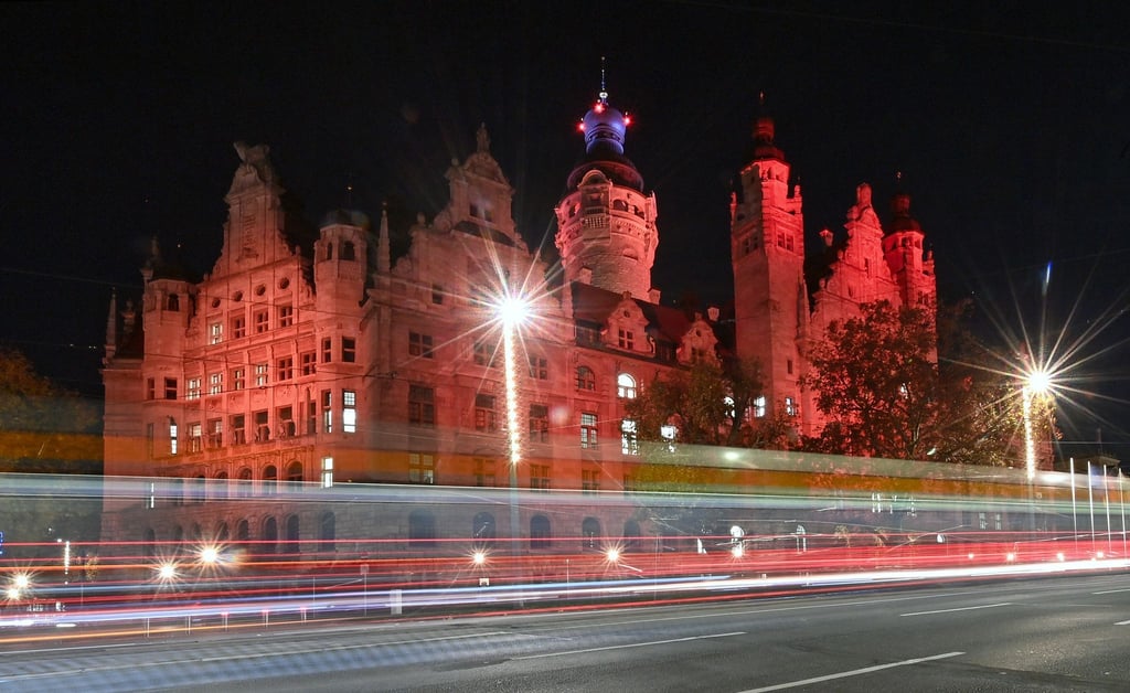 Auch in diesem Jahr sollen am „Orange Day“ angestrahlte Gebäude auf Gewalt an Frauen aufmerksam machen. (Archivbild)
