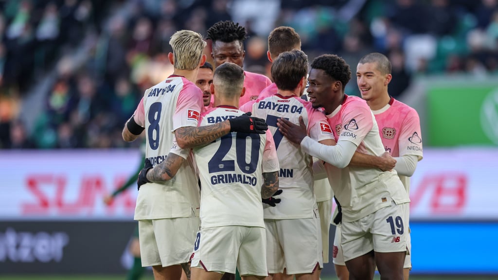 Freunde bei Bayer Leverkusen nach Jonas Hofmanns Tor zum 1:0.