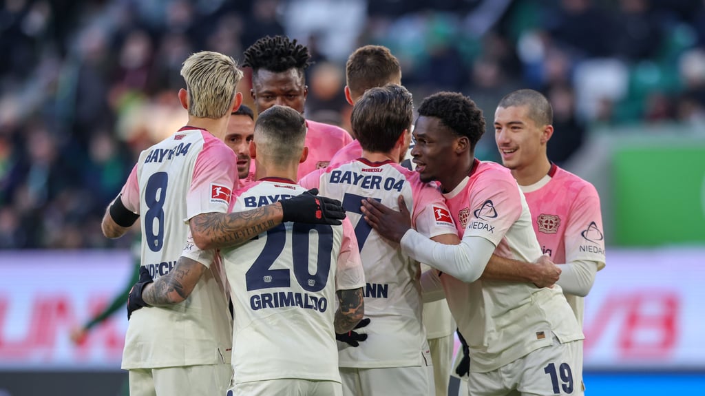 Freunde bei Bayer Leverkusen nach Jonas Hofmanns Tor zum 1:0.