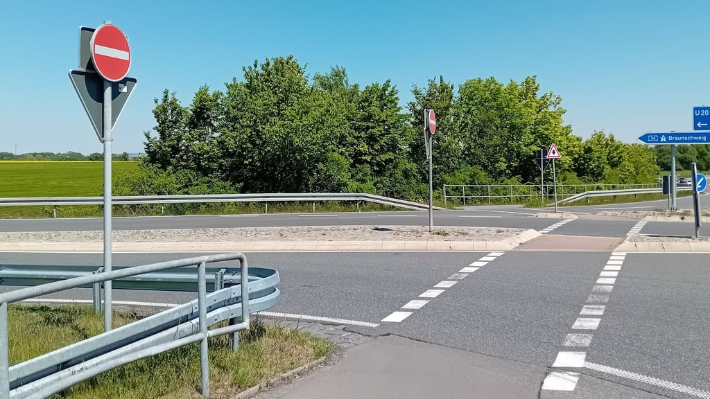 Der Radweg im Zuge der Hauptstraße (L82), der in beiden Richtungen  legal benutzt werden darf, wird von Autofahrern oft übersehen. Besonders gefährdet sind Radler, die linksseitig (in Blickrichtung) fahren, weil von der A36 kommende rechtsabbiegende Autofahrer zuweilen nur nach links schauen und fahren.