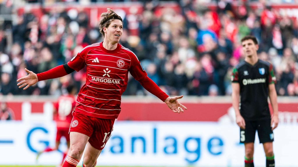 Cedric Itten bejubelt seinen Doppelpack gegen den 1. FC Magdeburg.