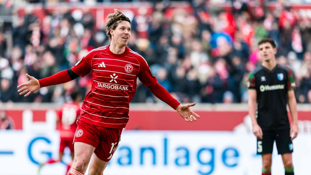 Cedric Itten bejubelt seinen Doppelpack gegen den 1. FC Magdeburg.