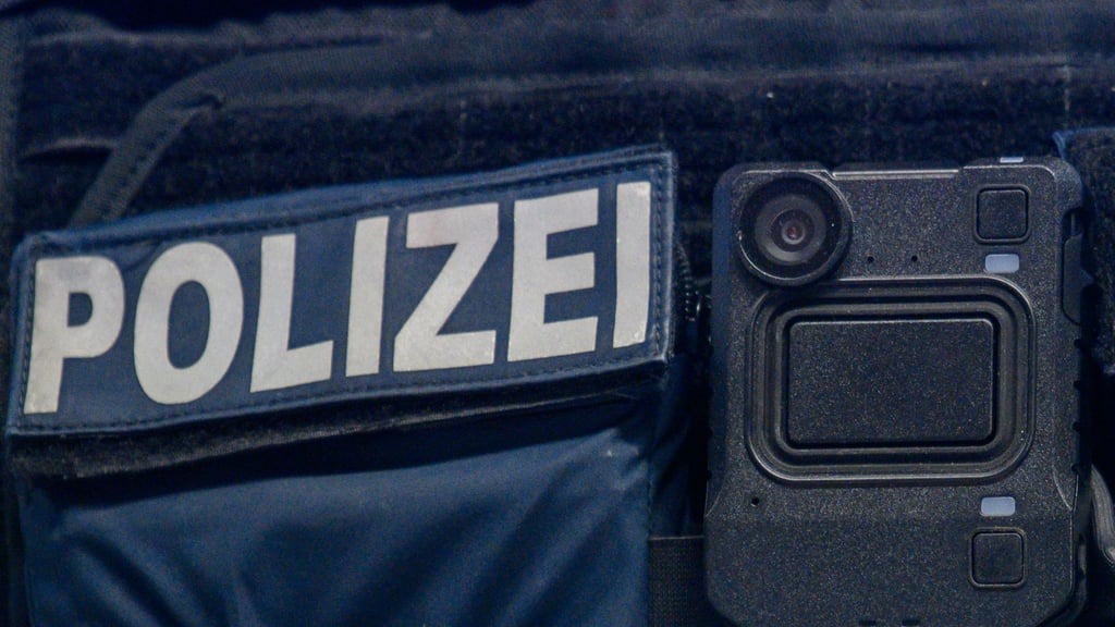 Seit Ende 2024 ist vorgesehen, dass Thüringer Polizisten mit Bodycams ausgestattet sind, die automatisch eine Aufzeichnung starten, wenn die Dienstwaffe gezogen wird. (Archivbild)