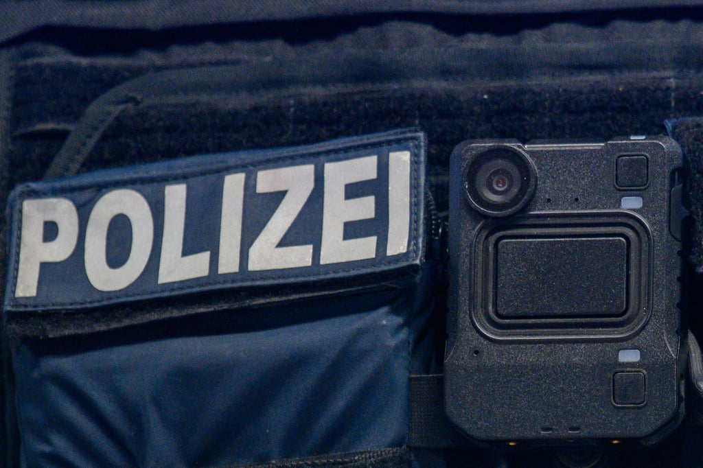 Seit Ende 2024 ist vorgesehen, dass Thüringer Polizisten mit Bodycams ausgestattet sind, die automatisch eine Aufzeichnung starten, wenn die Dienstwaffe gezogen wird. (Archivbild)