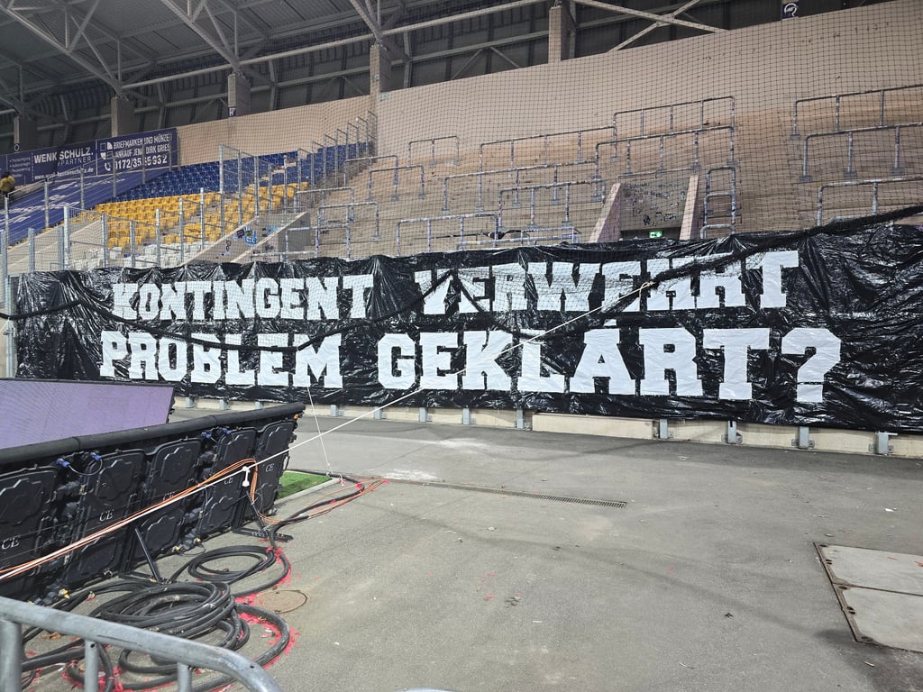 Die HFC-Fans blieben in Jena die ersten zwölf Minuten des Spiels außerhalb des Blocks.