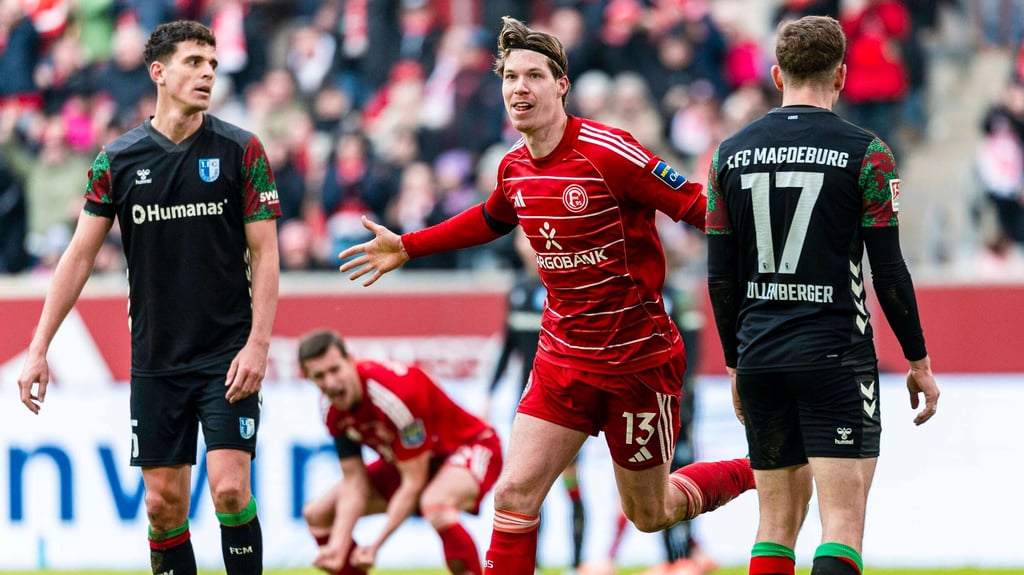 Tobias Müller (links) und Alexander Nollenberger (rechts) träumten beim Treffer von Cedric Itten.