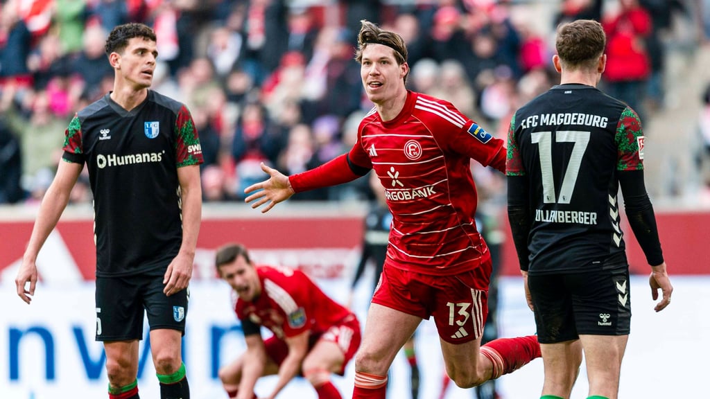 Tobias Müller (links) und Alexander Nollenberger (rechts) träumten beim Treffer von Cedric Itten.