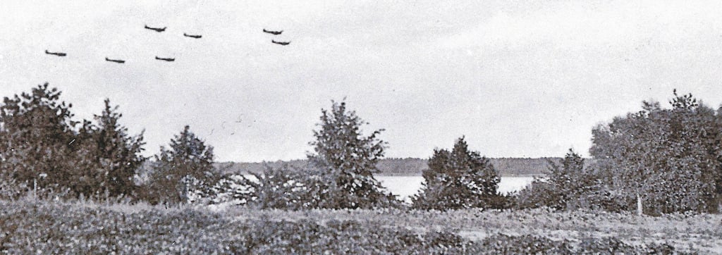 1945: Militärflugzeuge am Himmel über dem Arendsee .