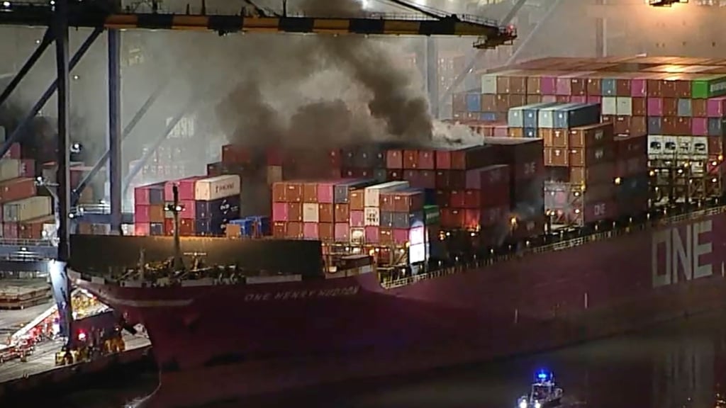 Am Freitagabend war das Feuer auf dem im Hafen von LA angedockten Schiff ausgebrochen, auch Container mit Gefahrstoffen brennen.