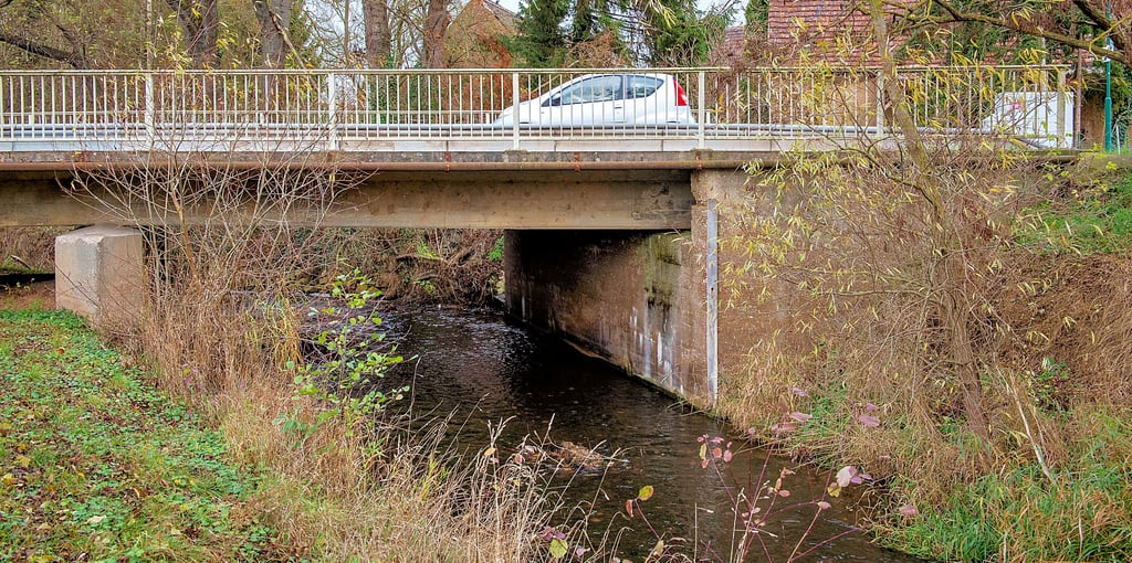 Im kommenden Jahr wird in Mertendorf diese Brücke über die Wethau saniert, die Straße voll gesperrt.