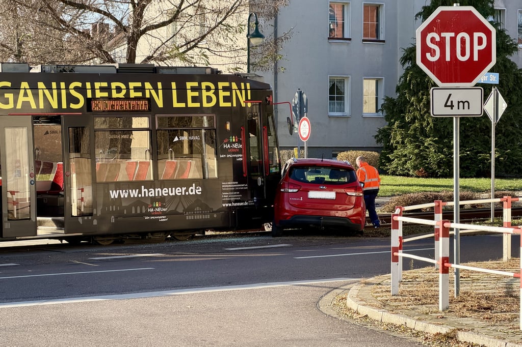 Unfall zwischen Pkw und Straßenbahn in Leuna