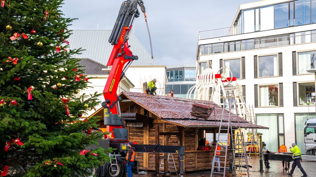 In Oldenburg und in vielen anderen Städten laufen die Vorbereitungen für die Weihnachtsmärkte auf Hochtouren.