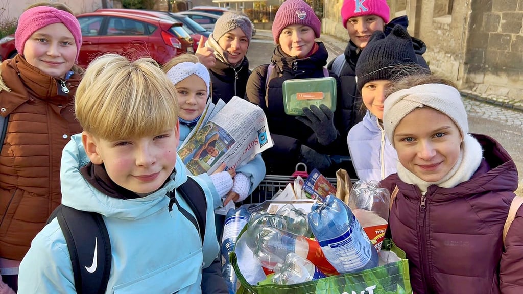 Einige Gymnasiasten zogen durch Mücheln und sammelten Altpapier und Pfandflaschen ein, um  den Erlös an das Kinderhospiz Mitteldeutschland zu spenden.  
