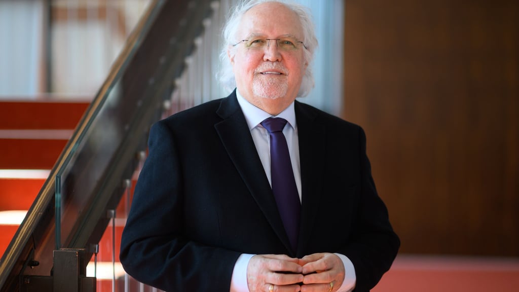 Der Dirigent Sir Donald Runnicles hat am Samstag sein offizielles Antrittskonzert als Chefdirigent der Dresdner Philharmonie. (Archivbild)