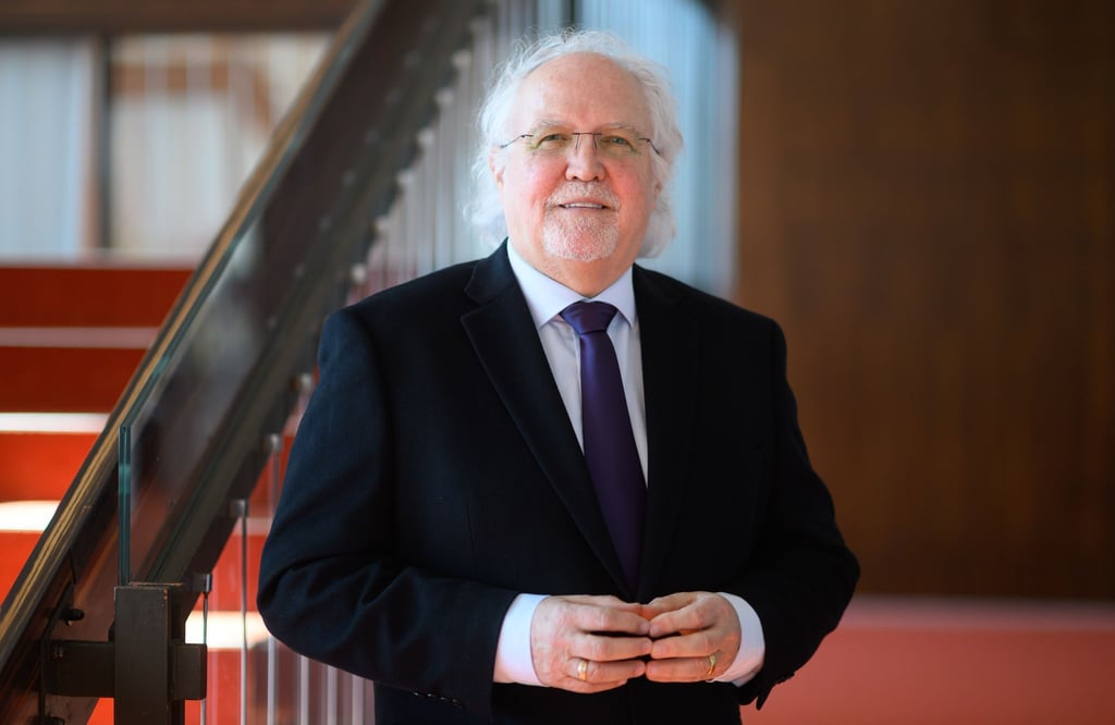 Der Dirigent Sir Donald Runnicles hat am Samstag sein offizielles Antrittskonzert als Chefdirigent der Dresdner Philharmonie. (Archivbild)