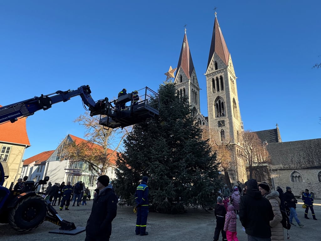 Das Halberstädter THW unterstützt mit Technik und Helfern das Weihnachtsbaumschmücken auf dem Domplatz in Halberstadt.