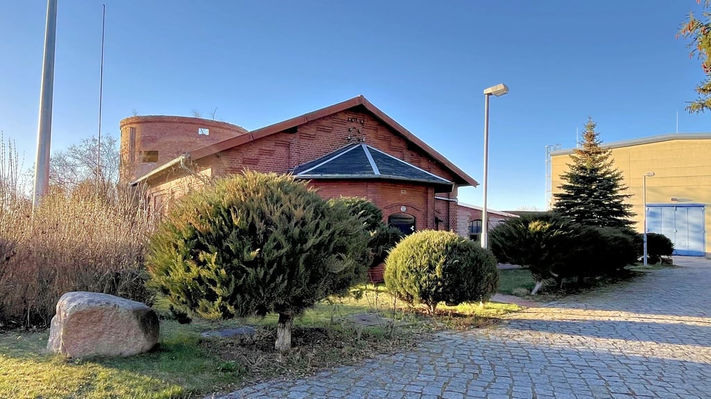 Blick auf  das Wasserwerk von Tangermünde. Hier planen die Stadtwerke im nächsten Jahr große Bauarbeiten.