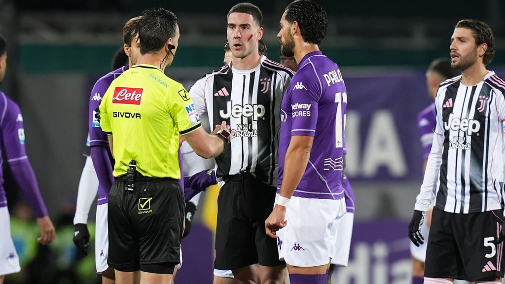 Juventus-Spieler Dusan Vlahovic (M) wurde im Spiel gegen seinen Ex-Club AC Florenz von Fans rassistisch beleidigt.