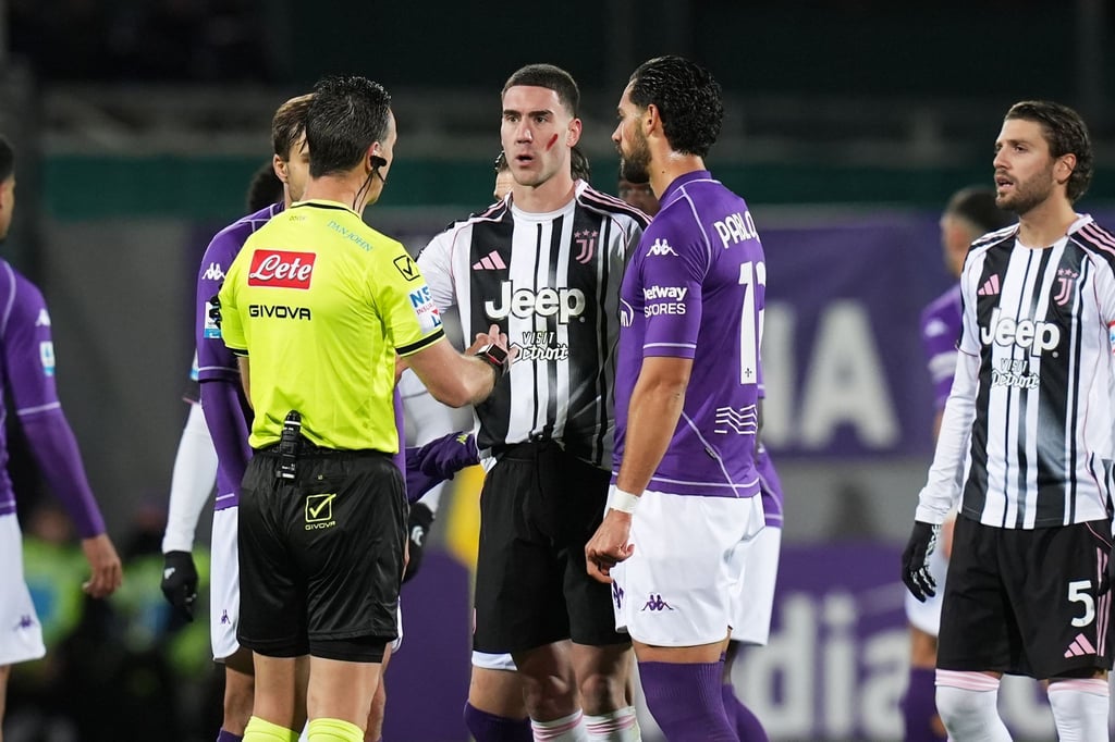 Juventus-Spieler Dusan Vlahovic (M) wurde im Spiel gegen seinen Ex-Club AC Florenz von Fans rassistisch beleidigt.