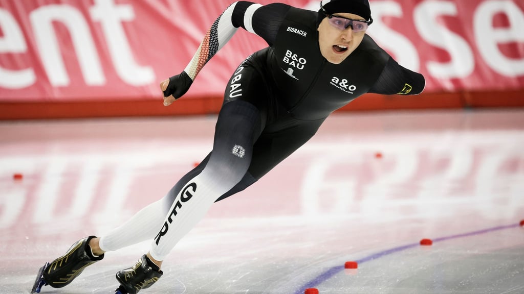 Der 18-jährige Finn Sonnekalb sorgt im Eisschnelllauf-Weltcup weiter für Furore.