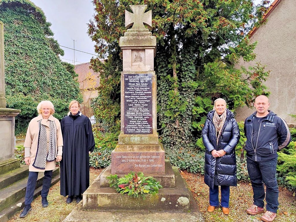 Frank Köhler (v. r. n. l.) mit Liederstädts Ortsbürgermeisterin Ute Rohlfing, Pfarrerin Kathrin Käss und Liederstädts Kirchenältester Irene Knuhr am Denkmal 