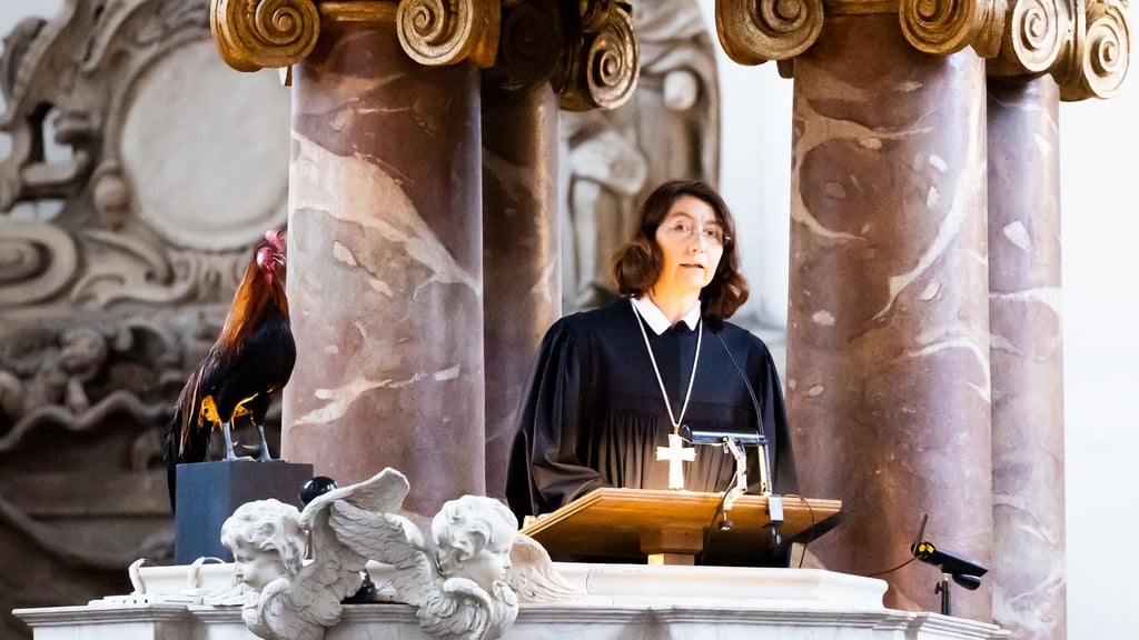 Christina-Maria Bammel - hier bei einer Predigt in Berlin - leitet künftig Landeskirche in Braunschweig. (Archivfoto)